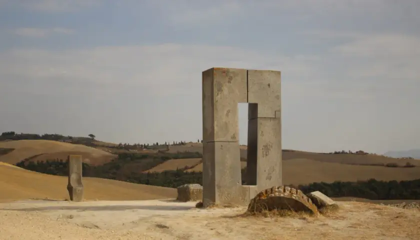 Scultura moderna in cemento nel paesaggio collinare toscano, sito transitorio Asciano.