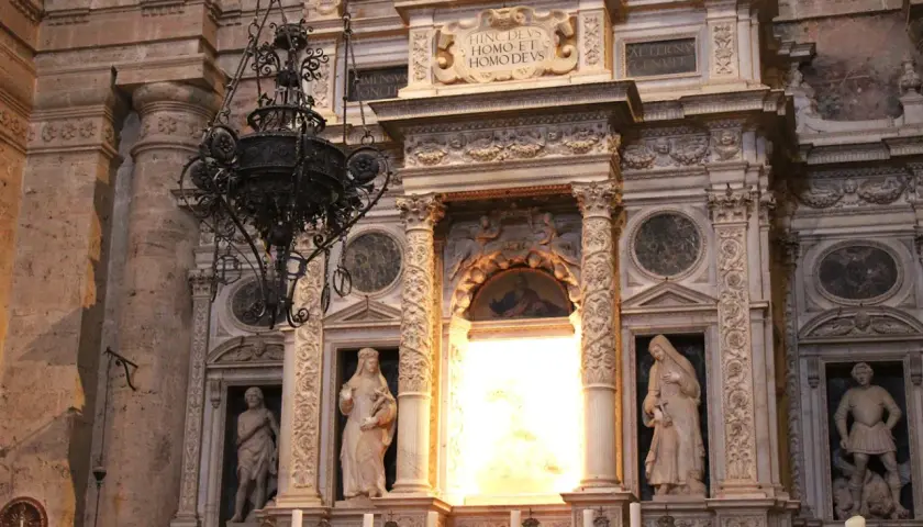 Dettaglio dell'altare del tempio di San Biagio con statue e un lampadario antico.