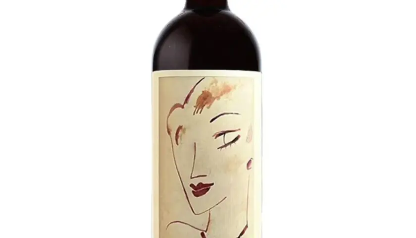 Bottiglia di vino con etichetta artistica raffigurante un volto femminile stilizzato. Un'ode alle pergole torte migliori annate.