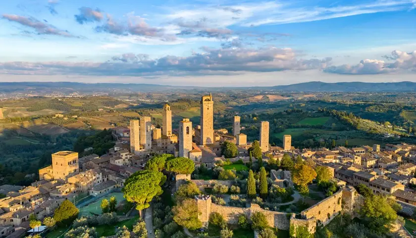 San Gimignano, con le sue torri medievali, è un gioiello toscano. Scopri i suoi san gimignano geheimtipps, tra uliveti e panorami mozzafiato.
