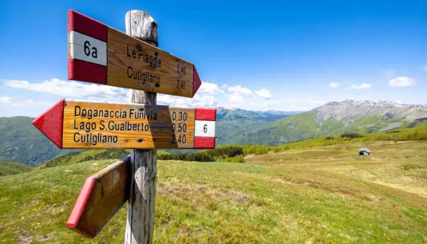 Segnavia in legno sui sentieri dei borghi della montagna pistoiese, con indicazioni per Cutigliano e Doganaccia.