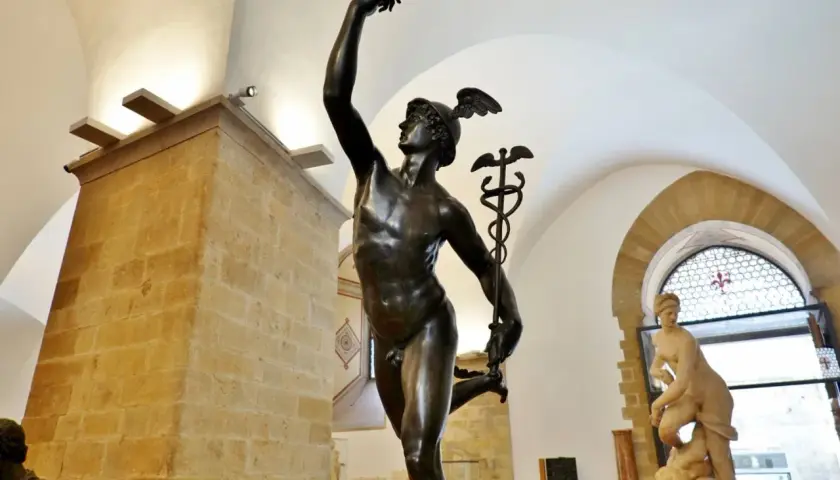 Mercurio in bronzo, un'opera che ricorda la leggerezza di David di Donatello. La statua, con il caduceo, sembra danzare.