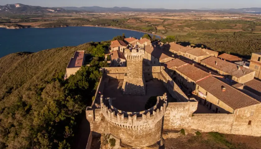 Rocchetta di Castiglione della Pescaia, uno dei tanti paesi da visitare vicino a Bolgheri, domina il mare con la sua antica fortezza.