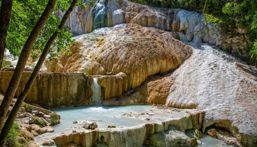 Cascate di travertino e acque azzurre alle terme di Saturnia, un luogo magico sul Monte Amiata.