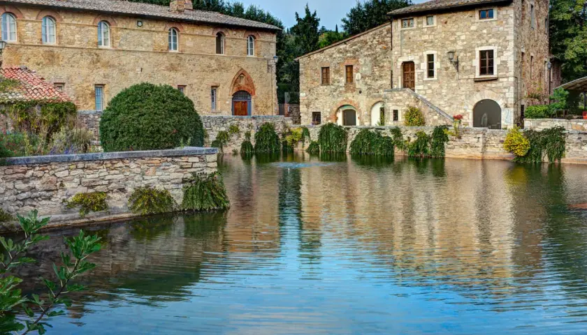 Bagno Vignoni: un luogo incantevole dove se baigner nelle acque termali, circondati da antichi borghi in pietra.