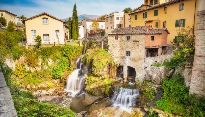 Cascata e mulino in pietra, un incantevole scorcio tra i tanti luoghi da visitare in Italia.