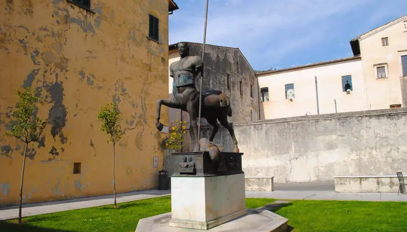 Centauro in bronzo, una delle tante pietrasanta sculture, domina la piazza.