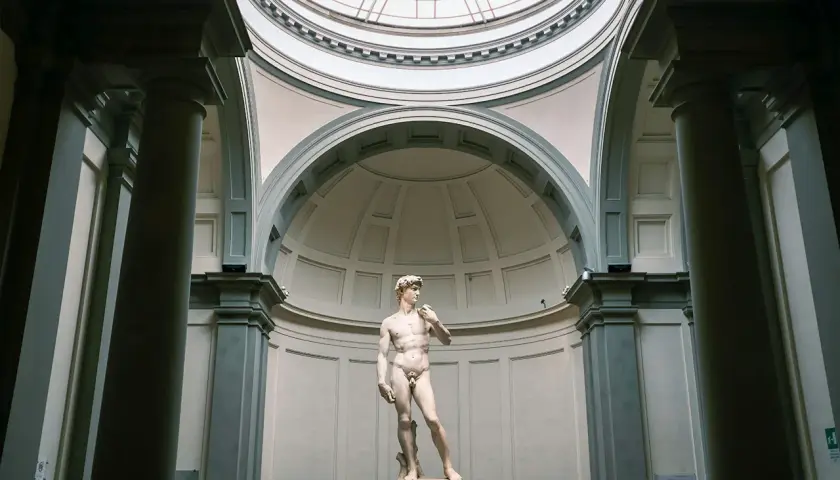 Il David di Michelangelo si trova nella Galleria dell'Accademia di Firenze, maestoso sotto la sua cupola.