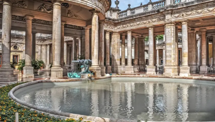 Fontana con sculture di draghi e colonne classiche, un luogo incantevole da scoprire tra le cose da vedere a Montecatini Terme.