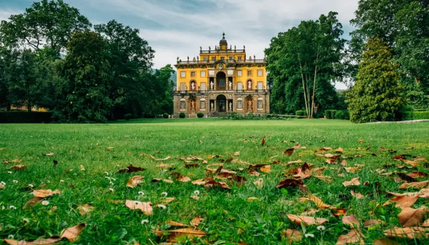 Villa Torrigiani, una splendida dimora storica, si trova a Capannori, immersa in un parco lussureggiante.