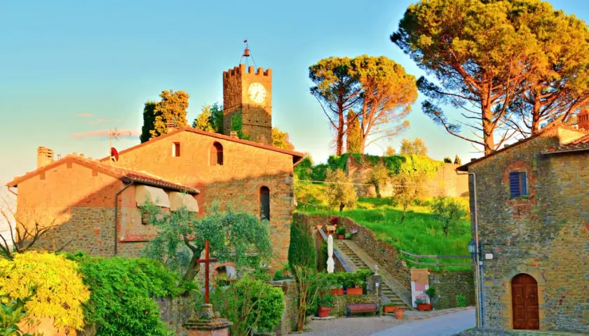 Un incantevole borgo a Buggiano, con un'antica torre dell'orologio che domina il paesaggio al tramonto.