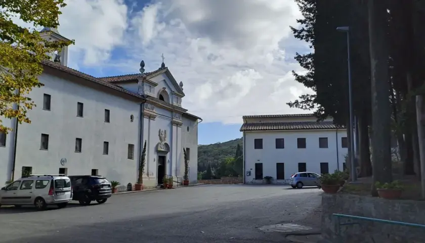 Il complesso dei Passionisti Argentario, con la sua chiesa bianca e gli edifici circostanti, immerso nel verde.