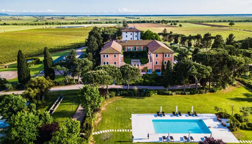 Un elegante wine resort immerso nel verde, con piscina, vigneti e un casale storico.