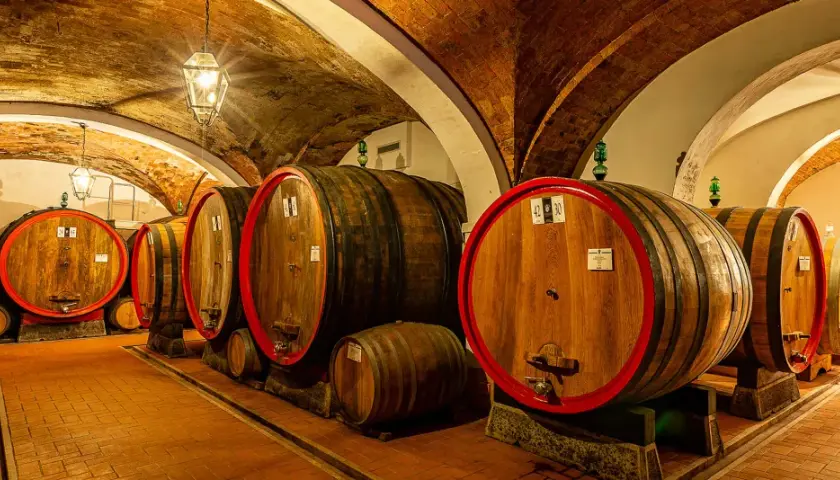 Le cantine di Montepulciano, con botti di legno e soffitti a volta in mattoni, custodiscono il vino.
