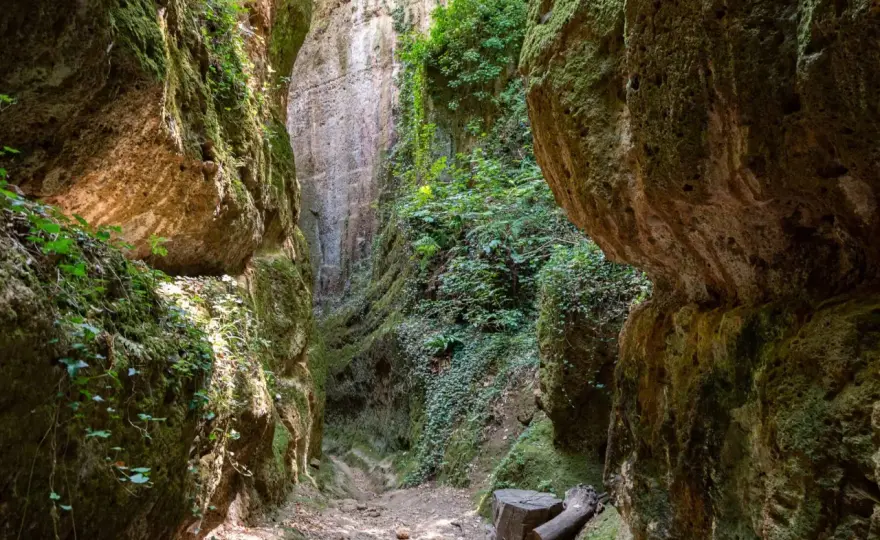 Cosa vedere a Sovana tra borgo, tombe etrusche e Vie Cave