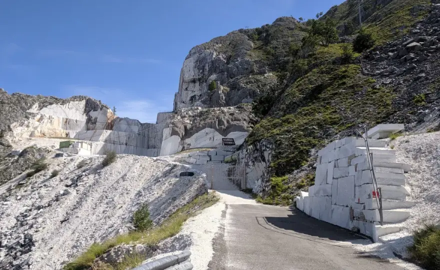 Passo del Vestito, tra marmo e panorami delle Alpi Apuane