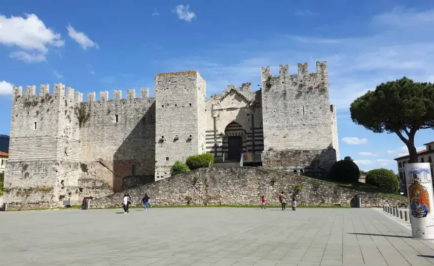 Prato a piedi - itinerario tra centro storico e castello