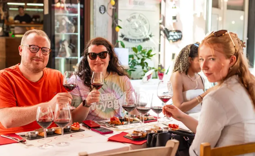 Degustazione Vini Pisa - Guida Completa per un'Esperienza Top