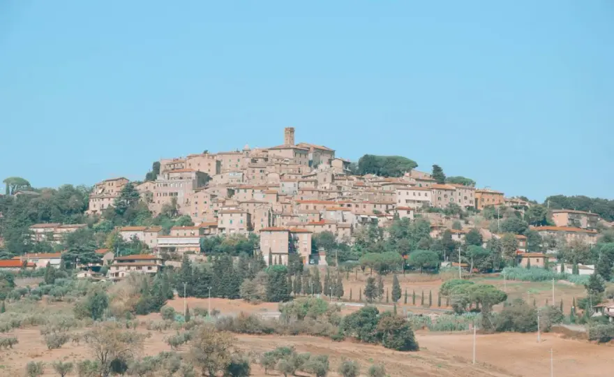 Casale Marittimo, cosa vedere tra storia, mare e sapori
