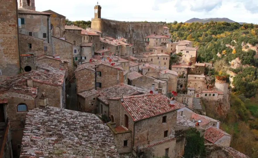 Sorano, cosa vedere tra fortezze, vie cave e borghi rupestri