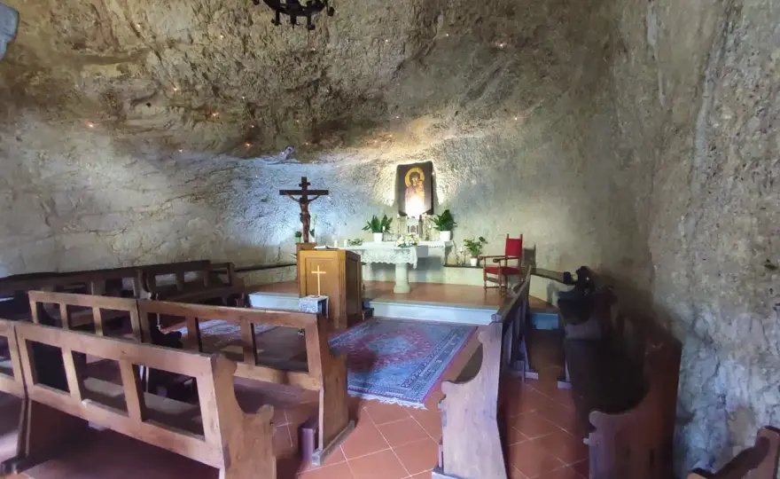 Eremo di Calomini - Guida completa al santuario rupestre in Garfagnana