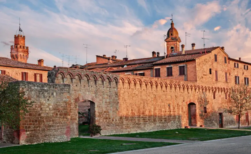 Crete Senesi, cosa vedere tra calanchi e borghi toscani