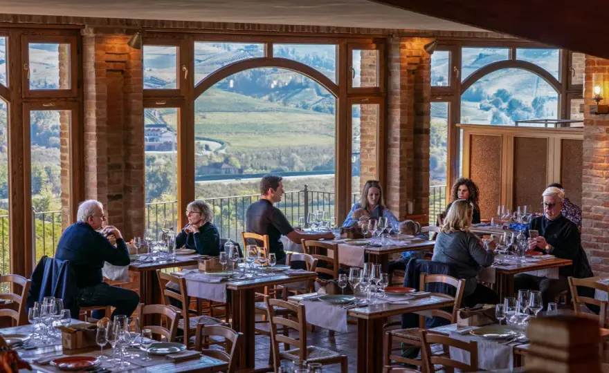 Cantina Marrone a La Morra tra vini, cucina e panorama