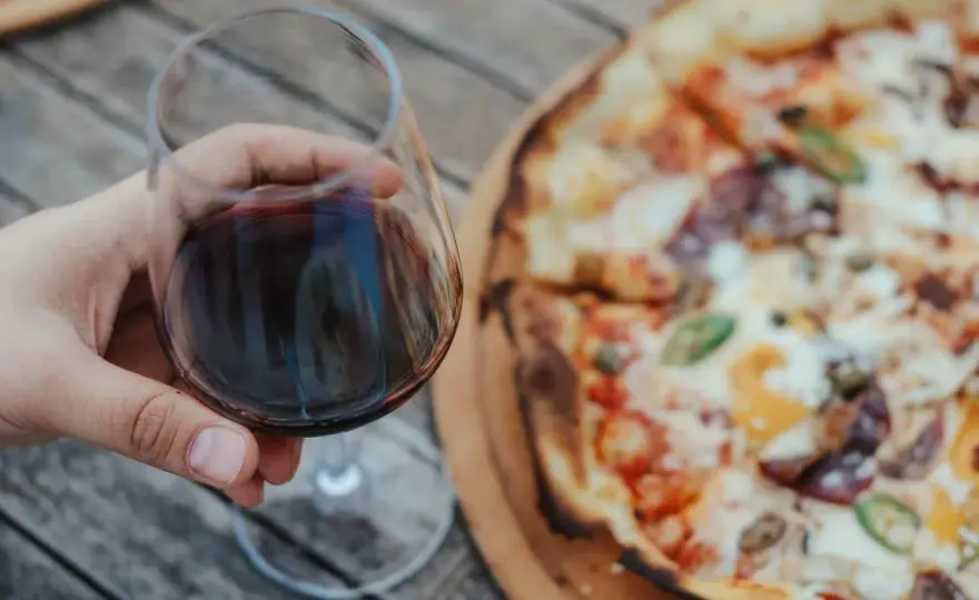 Pizza e vino, gli abbinamenti giusti per ogni condimento