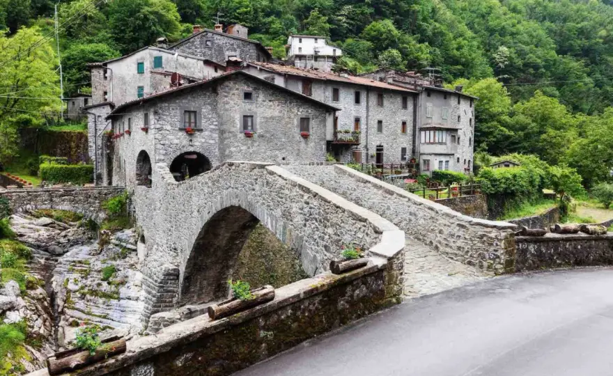 Fabbriche di Vergemoli tra borghi, grotte e Alpi Apuane