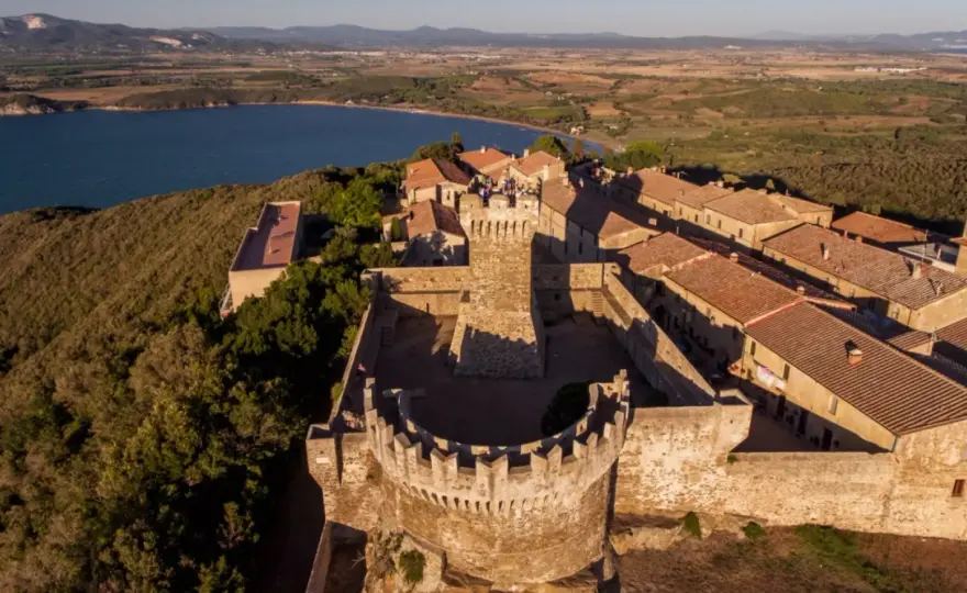 Borghi vicino a Bolgheri - itinerari tra mare, vino e storia