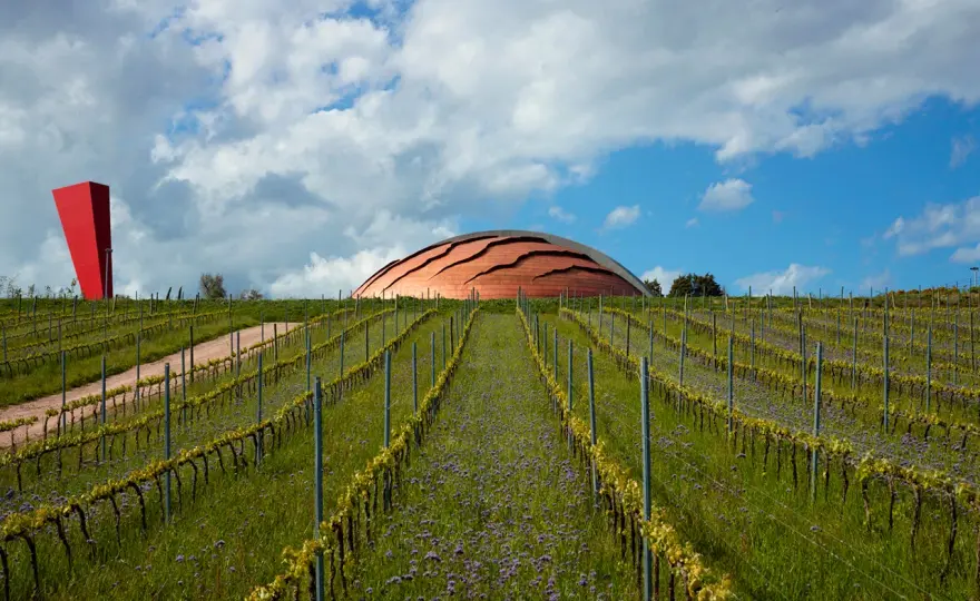 Carapace di Arnaldo Pomodoro tra arte e vino in Umbria