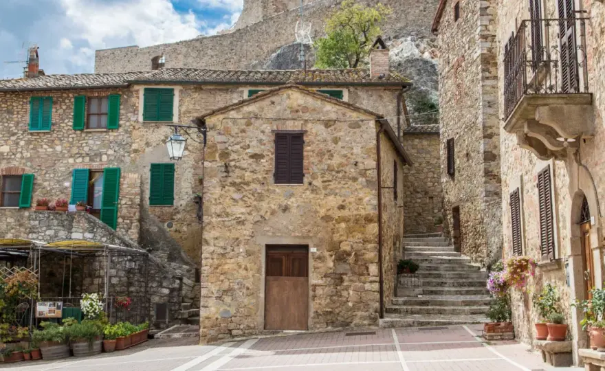 Castiglione d’Orcia, cosa vedere tra rocche, terme e sapori
