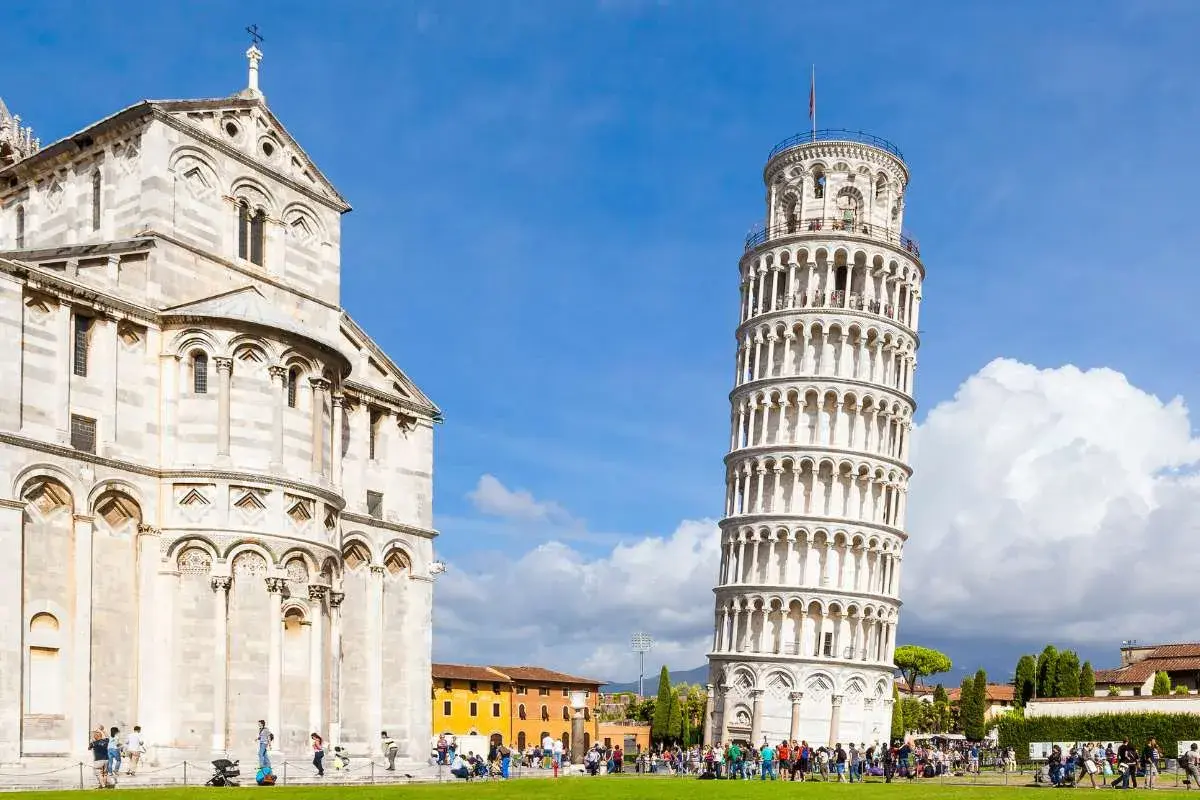 La Torre di Pisa, con il Duomo accanto, è una meta imperdibile per una visita. Turisti ammirano la celebre pendenza.