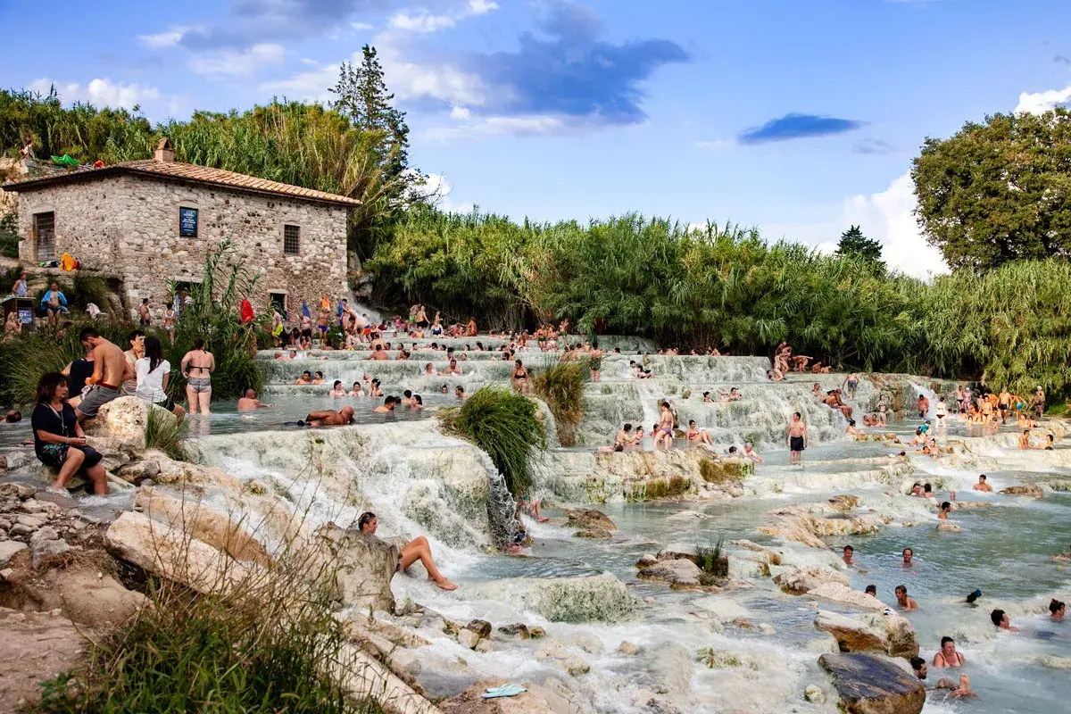 Cascate del Mulino a Saturnia, un luogo magico per rilassarsi. Per sapere come arrivare a Saturnia in treno, cerca online!
