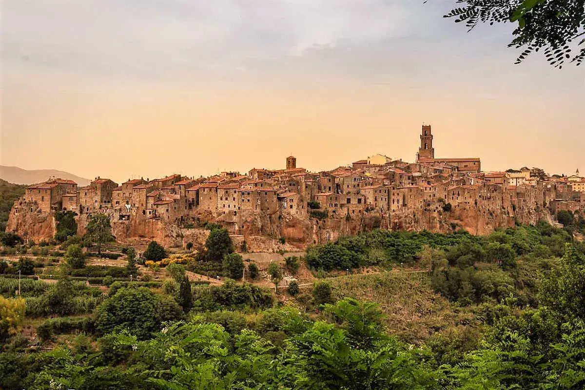 Pitigliano, un borgo medievale arroccato su una rupe tufacea, offre panorami mozzafiato. Un luogo dove il tempo sembra essersi fermato, con scorci che incantano e invitano a scoprire cosa vedere.