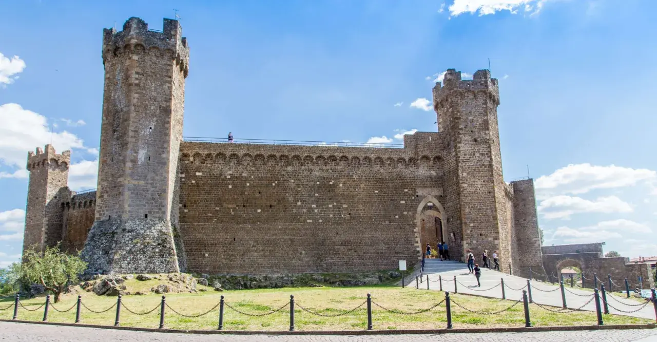 La fortezza medievale con torri imponenti e mura di pietra, un luogo dove il tempo sembra essersi fermato.