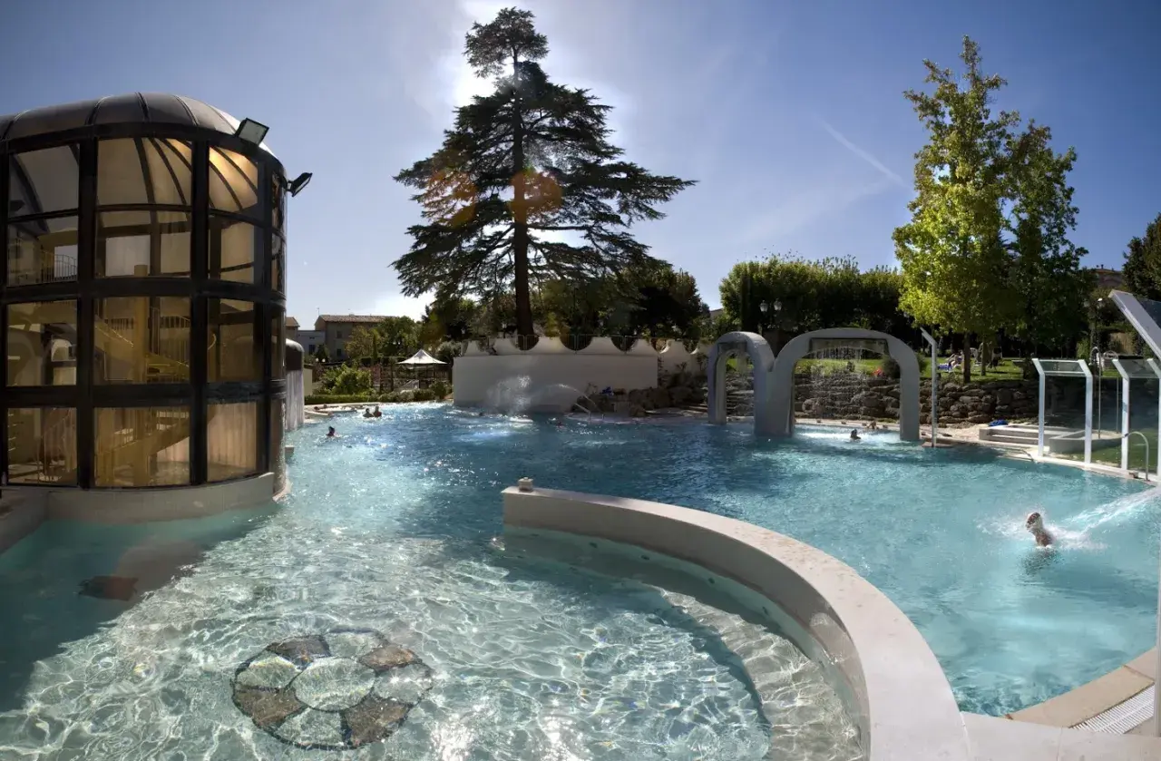 Piscine termali a Casciana Terme: cosa vedere? Relax e divertimento tra getti d'acqua, scivoli e un'architettura moderna.