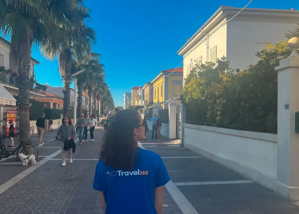 Passeggiata nel centro storico di Marina di Cecina, tra palme e case colorate.