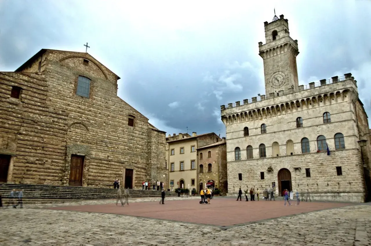 Piazza del Popolo a Montepulciano, con la chiesa romanica e il Palazzo Comunale.