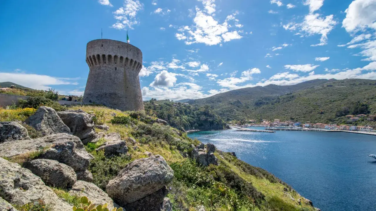 Torre del Giove, simbolo di Capraia isola, domina il golfo azzurro con il suo antico fascino.