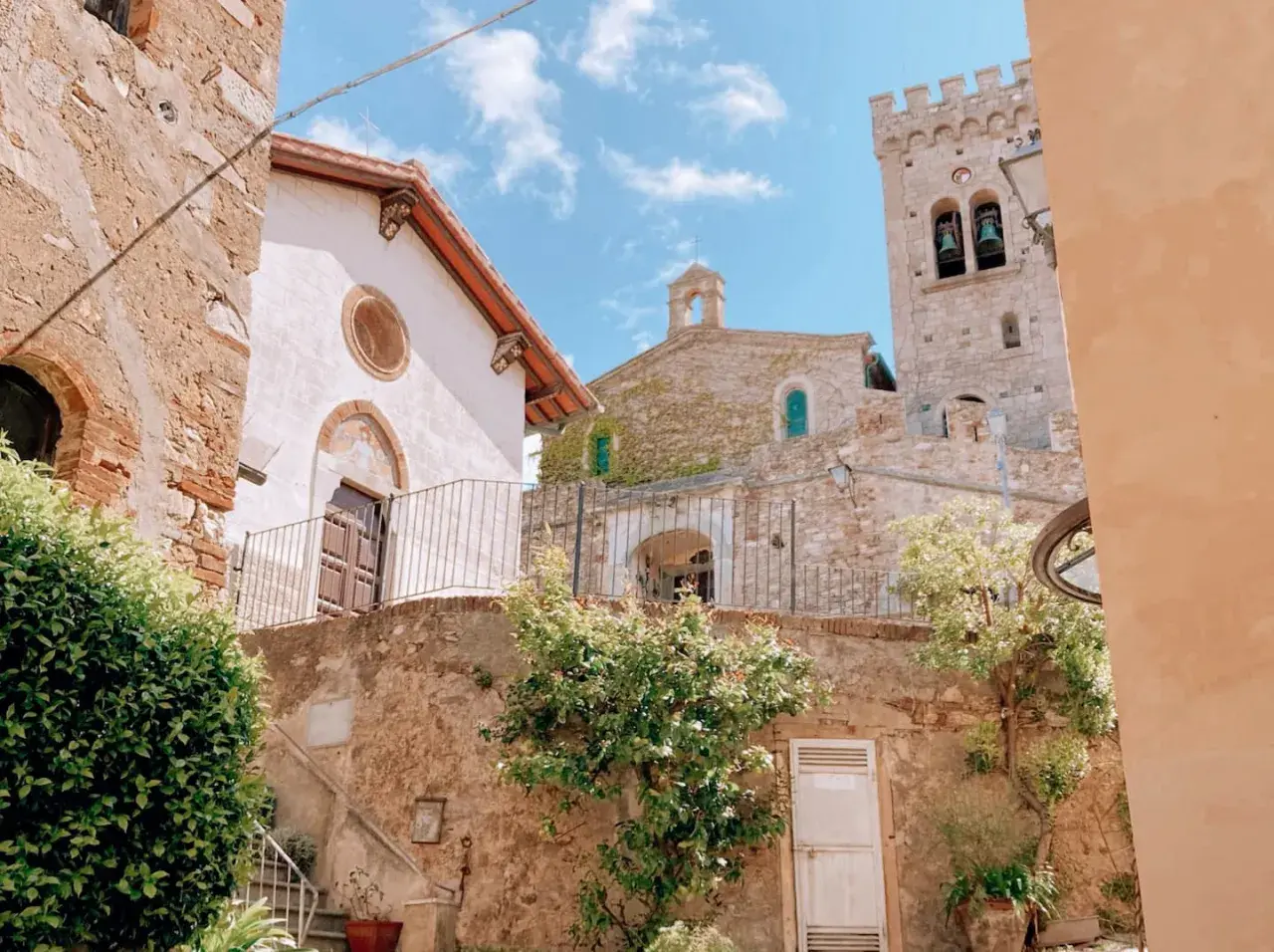 Borgo medievale con chiese e torre campanaria. Castagneto Carducci, dove si trova questo incantevole scorcio, è un gioiello toscano.