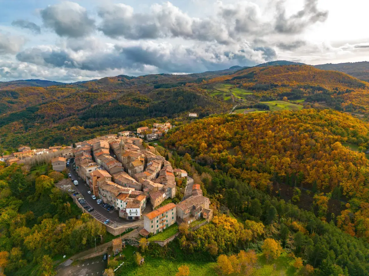 Borgo medievale sul Monte Amiata, cosa fare? Esplora i suoi vicoli e goditi i colori autunnali dei boschi circostanti.