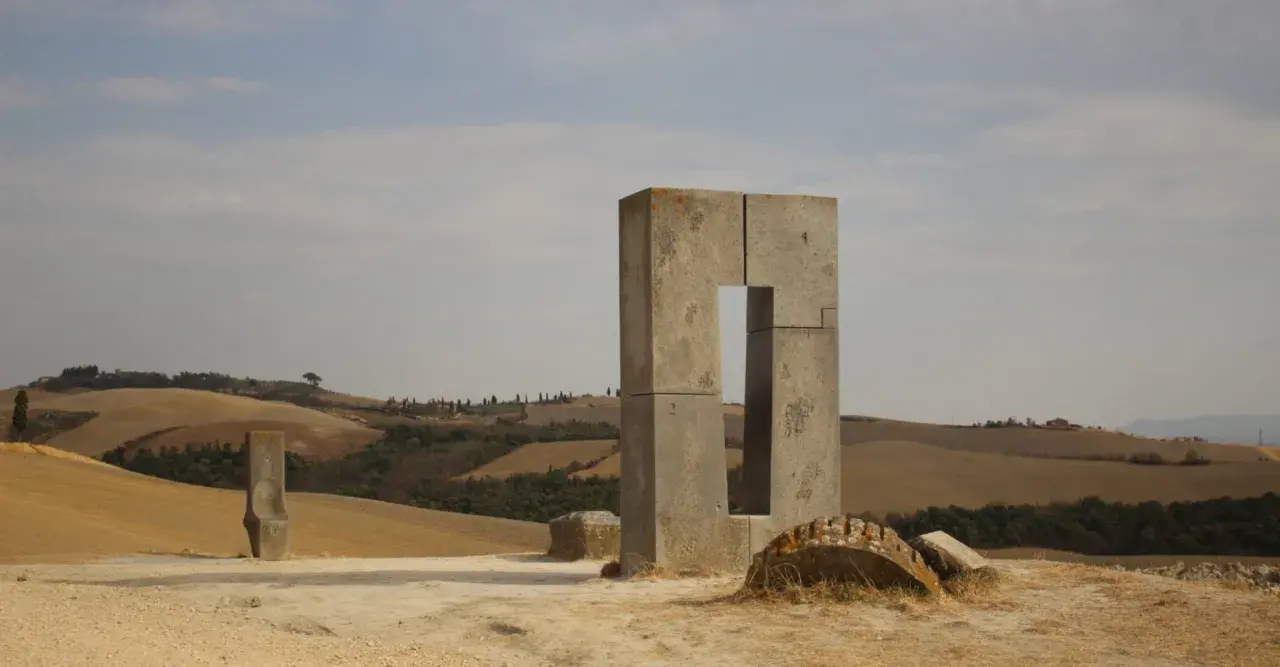 Scultura moderna in cemento nel paesaggio collinare toscano, sito transitorio Asciano.