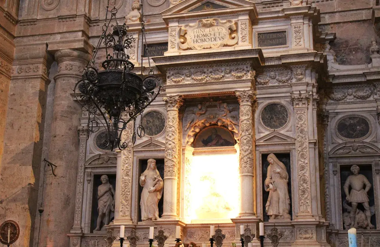 Dettaglio dell'altare del tempio di San Biagio con statue e un lampadario antico.