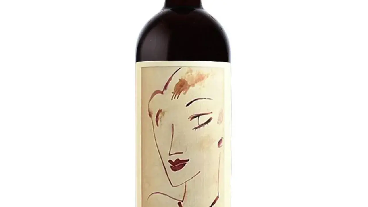 Bottiglia di vino con etichetta artistica raffigurante un volto femminile stilizzato. Un'ode alle pergole torte migliori annate.