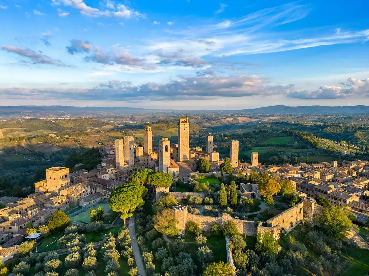 San Gimignano, con le sue torri medievali, è un gioiello toscano. Scopri i suoi san gimignano geheimtipps, tra uliveti e panorami mozzafiato.