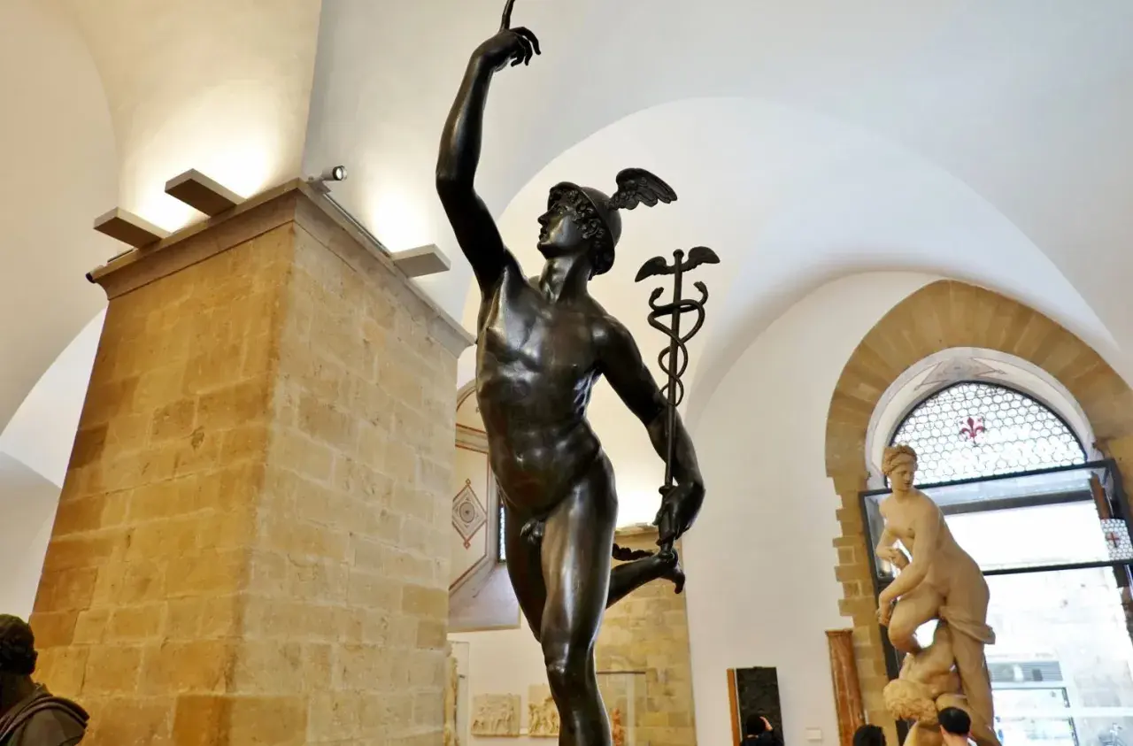 Mercurio in bronzo, un'opera che ricorda la leggerezza di David di Donatello. La statua, con il caduceo, sembra danzare.