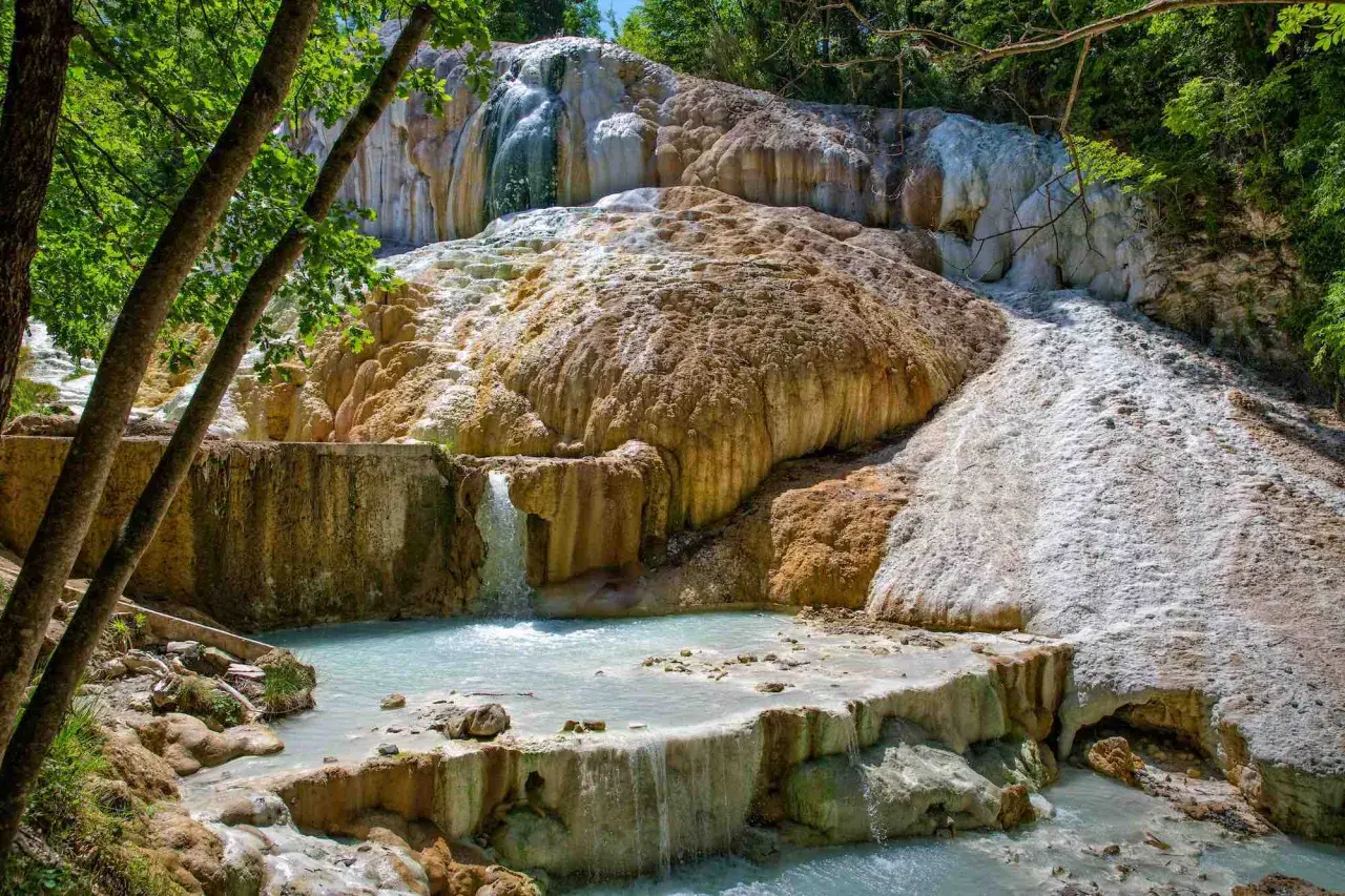 Cascate di travertino e acque azzurre alle terme di Saturnia, un luogo magico sul Monte Amiata.
