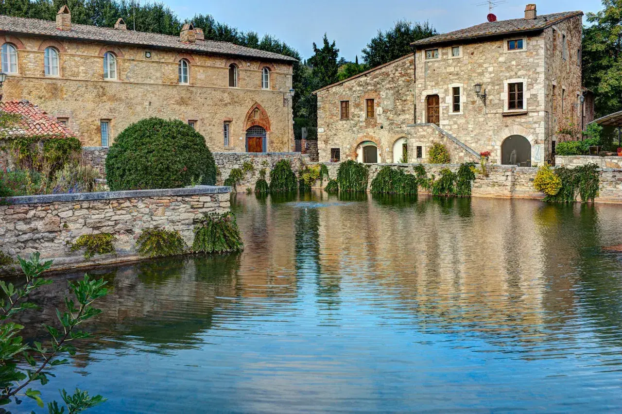 Bagno Vignoni: un luogo incantevole dove se baigner nelle acque termali, circondati da antichi borghi in pietra.