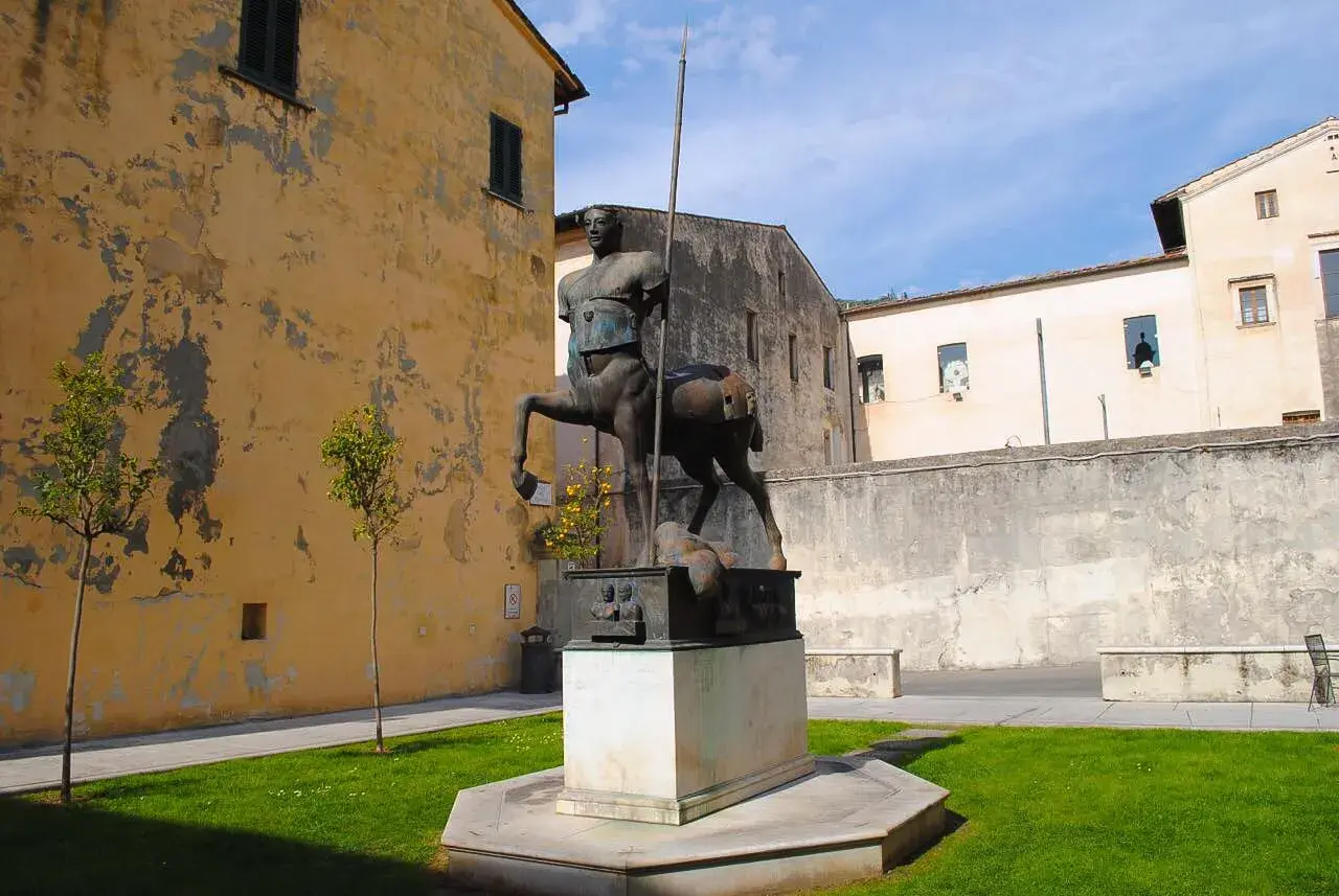 Centauro in bronzo, una delle tante pietrasanta sculture, domina la piazza.